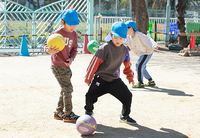 広い園庭でのびのびボール遊び